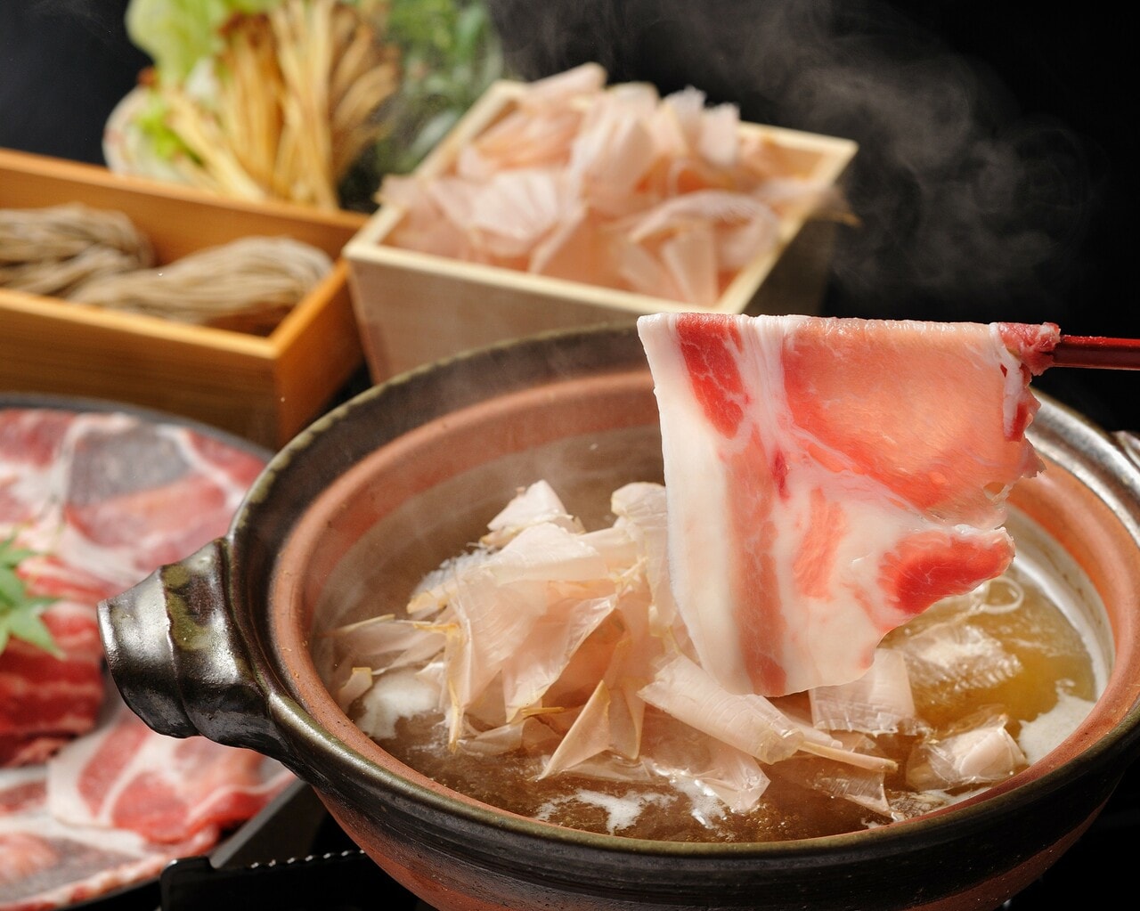 夕食の会席料理から「黒豚しゃぶしゃぶ」。名産の豚を削りたての鰹節で“追い鰹”をした出汁でいただきます。