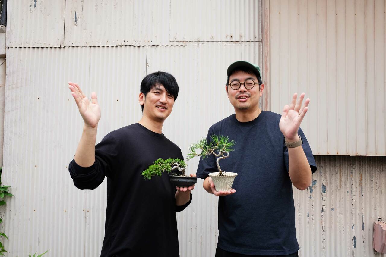 大端将さん(写真左)と鈴木林太郎(写真右)さんによる、盆栽の普及を目的としたユニット・盆栽ブラザーズ。