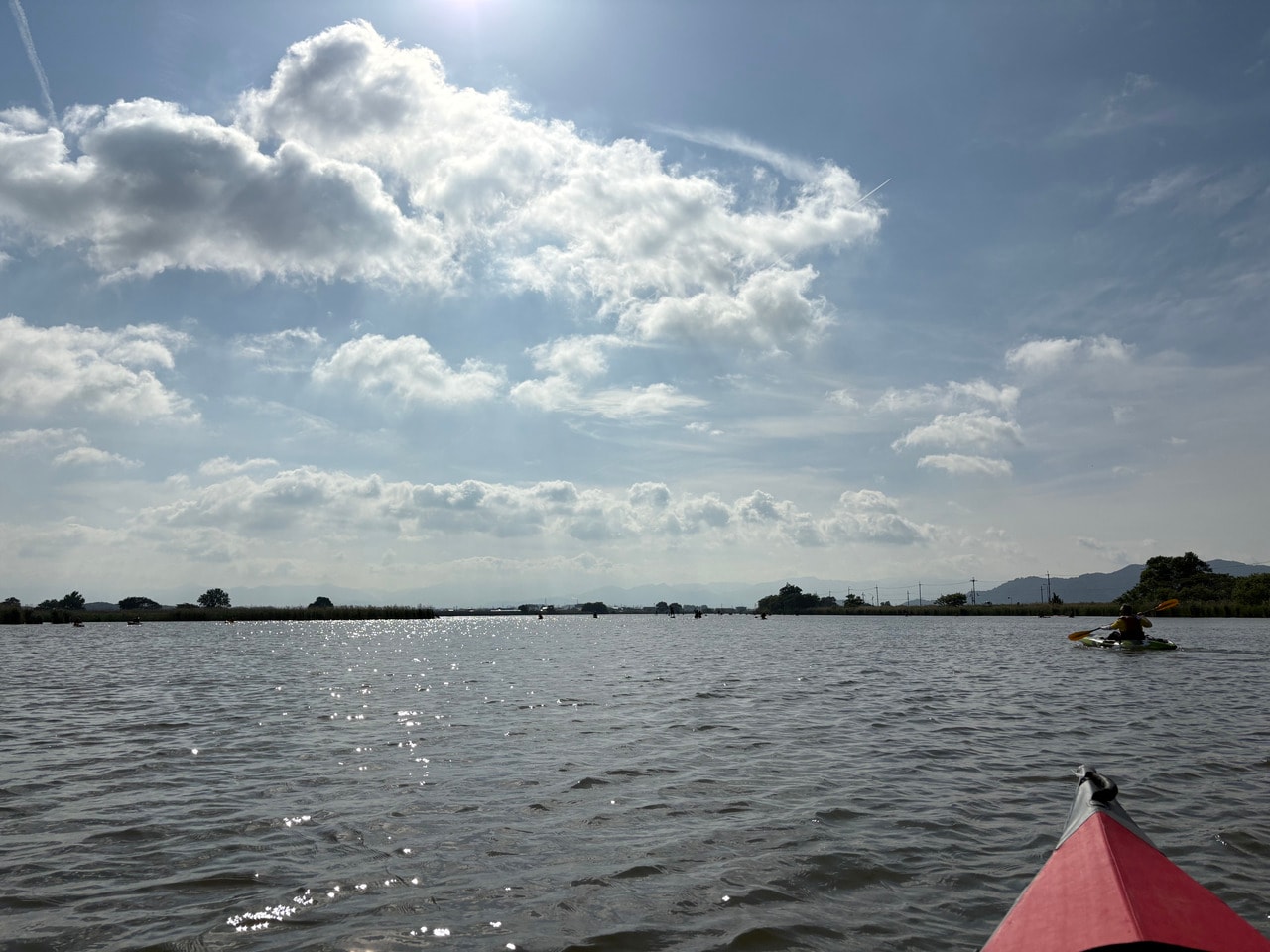 ひとりでカヤックを漕ぐのは意外とハードだが、湖面からの景色があまりにも美しく、ハマってしまいそうだ。