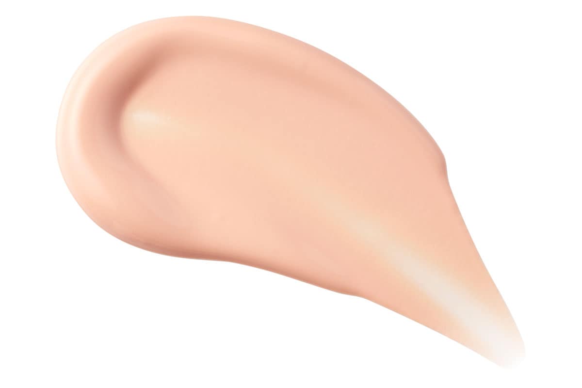 02 リッチグロウは、ほんのりピンク感のあるベージュカラー。