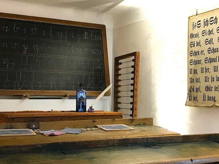 メロディーをつくったグルーバーはオルガン奏者だが、ふだんは教師。彼が住んでいたアルンスドルフ村にも小さな博物館がある。