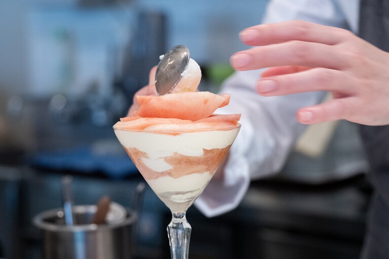 「桃とグァバとライチのパフェ」2,400円。2024年9月初めまで提供予定。