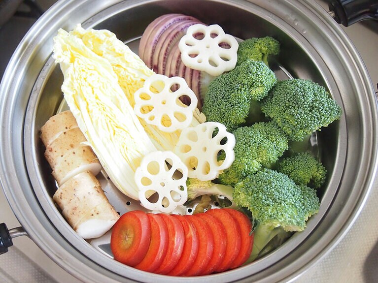 (4) 沸騰した蒸し器に(3)を入れて、5〜10分ほど野菜に火が入るまで加熱します。