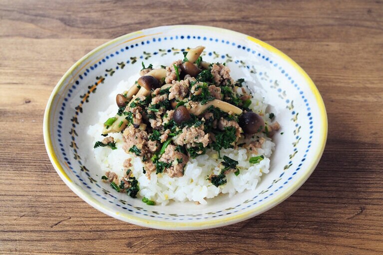 パセリとひき肉いためのっけ。