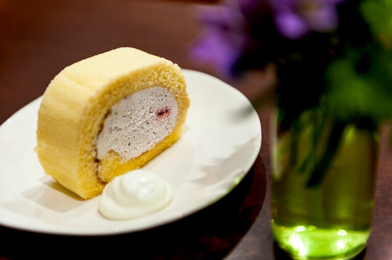 ふっくらしたロールケーキ 500円。