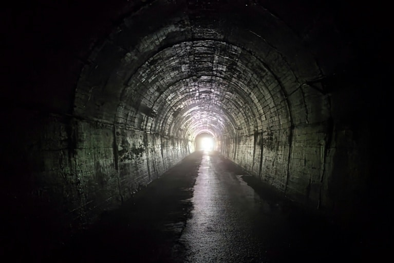 絶対に行ってはいけない。提供：アフロ