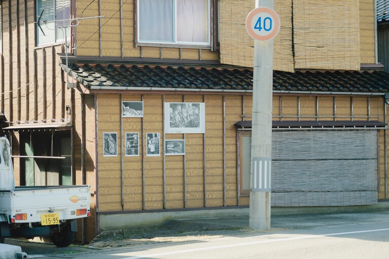 まるで集落全体が美術館。地元住民の作品が集う「両津大川の版画」