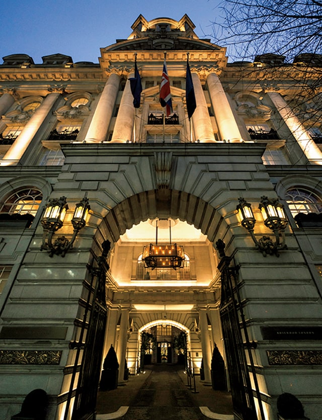 このアーチのエントランスの下に入口が。