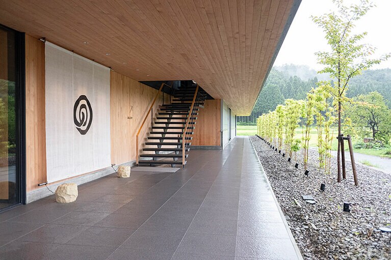 ［農口尚彦研究所］小松駅から車で約20分。豊かな自然のなかに溶け込む建築も美しい酒蔵です。