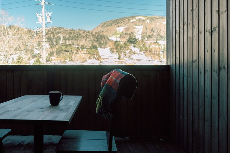 【SPA LODGE REDWOOD INN】部屋のテラス席から景色を望む。雪が溶け春になると、自然放牧されている牛が、草をはむ様子も。また天然の広葉樹が多いため、秋の紅葉はスペクタクル！ の一言。Photo: Yukihiro Shinohara