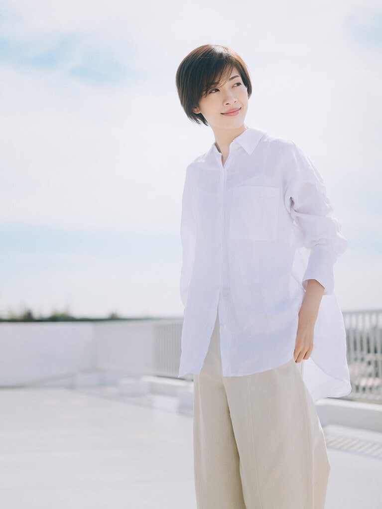 シャツ 22,000円／ウィム ガゼット(ウィム ガゼット 青山店)、パンツ 47,000円／Vince 表参道店