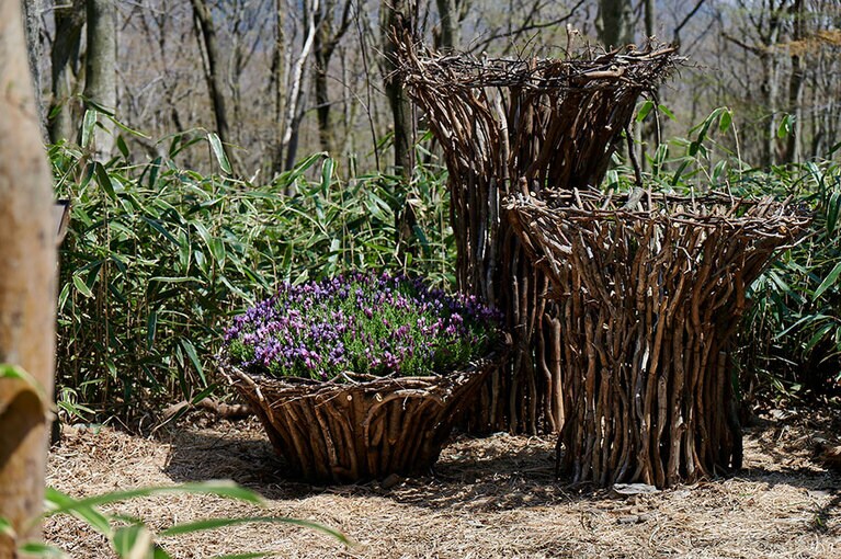 園内に自生するリョウブの枝を組み上げたオブジェ。