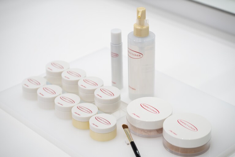 左上から右回りに：パーフェクトカバー ファンデーション VC n、同 クレンジングオイル n、同ルースパウダー n、同 ブラシ n、同 ファンデーション MC n。