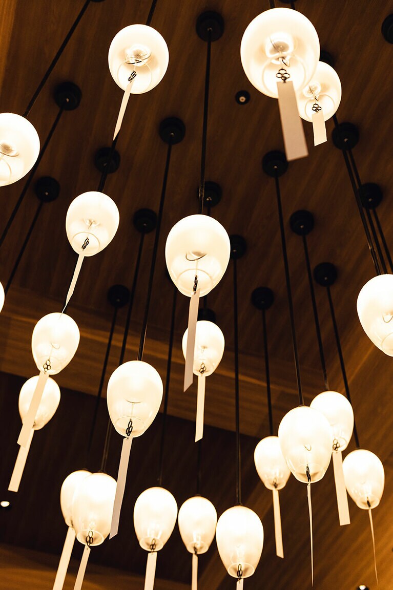 照明は“邪気を払う”という言い伝えのある風鈴をモチーフに。