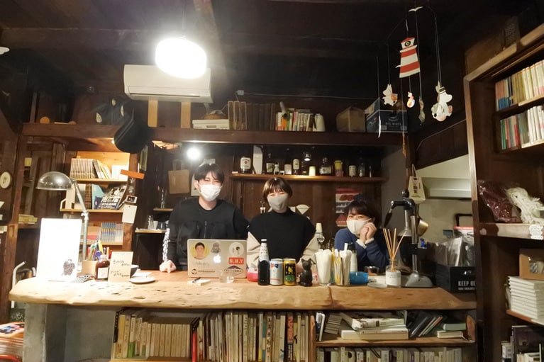 たくさんの本に囲まれた「本と屯(たむろ)」の1階蔵書室。