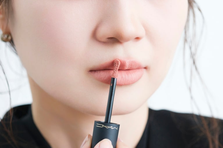 上唇にも塗る。唇にチップの側面が当たるように縦に持ち、下唇と同様に、横にスライドさせる。