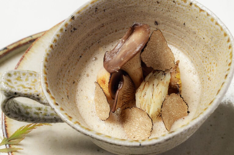 バターやミルクといった乳製品や茸をはじめとする野菜など、地元の素材を用いたイタリアンを提供する。写真は「茸のズッパ」。