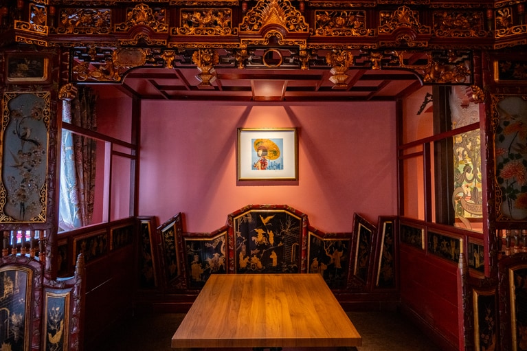 アンティーク家具を分解して誂えた貴族の寝台（ベッド）風の半個室席。