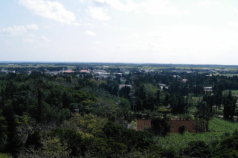 島の北部に集落が集まっています。