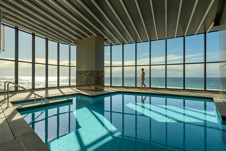 窓の外の大海原と一体となったかのようなインドアプール。