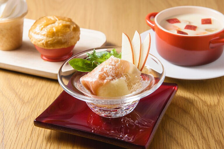前菜からメイン、デザートまで、りんごを使った料理がたくさん！
