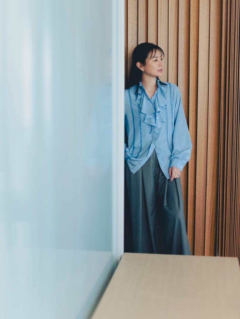 ブラウス 99,000円、パンツ 69,300円／ストラスブルゴ（ストラスブルゴ カスタマーセンター 0120-383-563）　ピアス 451,000円、ペンダントトップ 187,000円、チェーンネックレス 42,900円、リング(左) 308,000円、(右)407,000円／ルドゥテ（03-5489-1377）　シューズ 67,100円／レペット（ルック ブティック事業部 03-6439-1647）