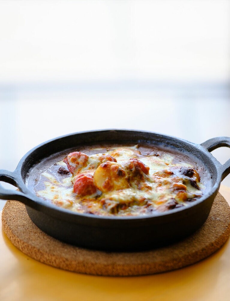 【カフェホクストン】新作メニューの焼きカレー 1,300円～。