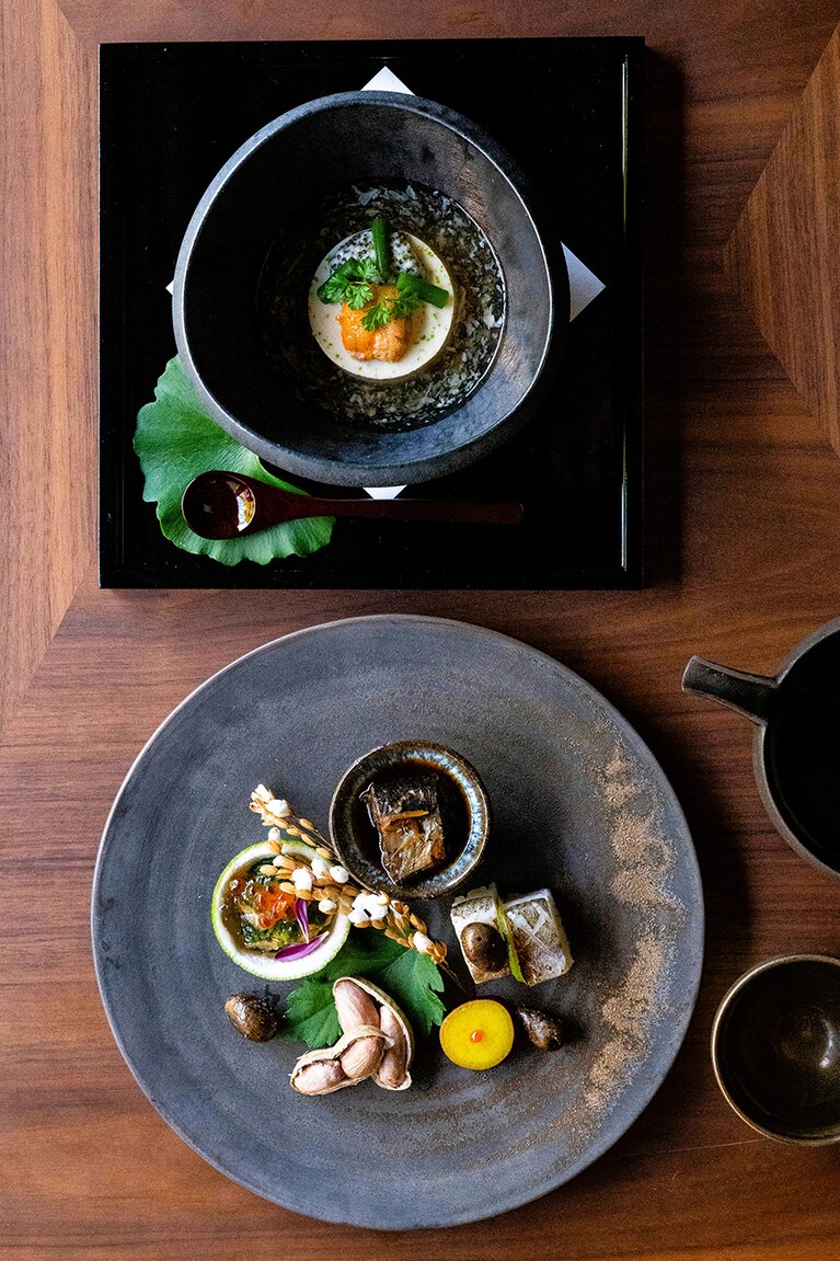 能舞台を眺めながら食事を堪能できる割烹料理「りょうぜん」。「風姿会席」（22,000円）から、先付「夜長豆腐 雲丹 とんぶりとろろ」、八寸「カマス棒寿司 お浸し 落花生塩ゆで 秋刀魚生姜煮」。