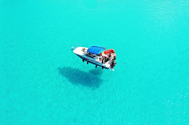 “神々の島”と呼ばれる加計呂麻島へのエクスカーションもおすすめ。©THE SCENE