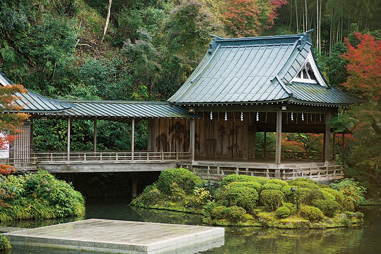 【あさば】修禅寺の門前に初代・浅羽弥九郎幸忠が開いた宿坊に端を発し生まれたあさば。600坪の池には旧大聖寺藩主、前田利鬯子爵より富岡八幡宮へ寄進された能舞台「月桂殿」が。Photo: Takafumi Matsumura