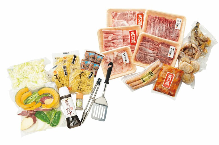 わくわくコース5人前セット 富士朝霧牛カルビ160g×2、萬幻豚バラ160g、萬幻豚肩ロース160g、富士の鶏モモ・ムネミックス100g、ホルモン100g、味付け魚介類(イカ・ホタテ・エビ)各5個、荒挽きウインナーロング108g、野菜(人参、玉ねぎ、ピーマン、カボチャ、サツマイモ)各5切れ、焼きそば用キャベツ300g、富士宮焼きそば麺3袋、焼きそばソース小袋20ml×4袋、焼肉のたれ455g、塩コショウ1本、トング・フライ返し各1本 10,000円