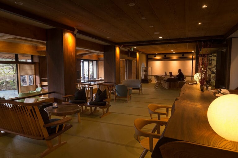 館内はすべて畳敷き。15メートルある一枚板は丸太を2つに割り、1つはチェックインカウンター、１つはラウンジのカウンター(写真右手)に。