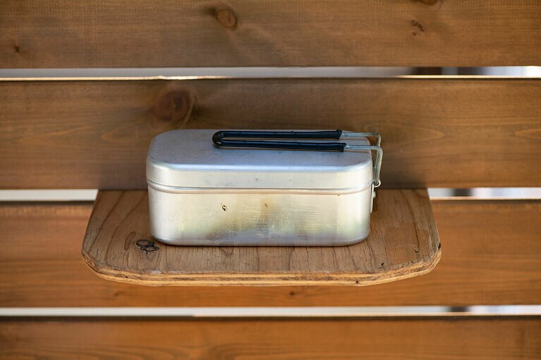 直方体のアルミ製飯ごう。メスティン W17×D9.5×H6.2cm 1,980円／trangia