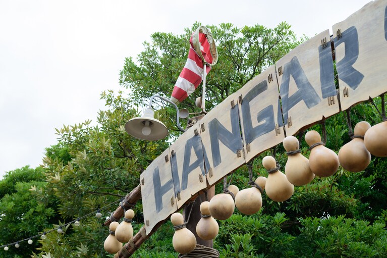 「ドリームス・テイク・フライト」が上演されるハンガーステージ