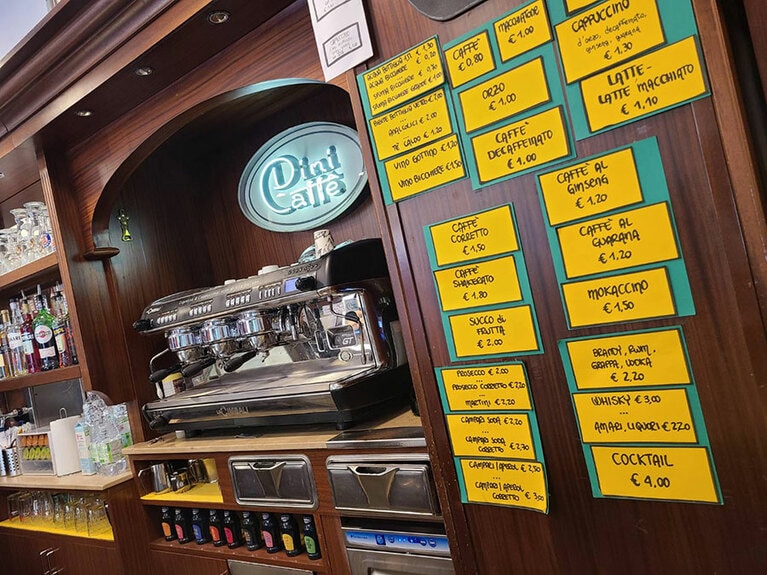 イタリアのバールに貼ってあるメニューの一部。カフェ系だけでもとにかく種類が多い。イタリアのバールにはエスプレッソやカプチーノ以外に、カフェジンセン、カフェマロッキーノ、カフェコレットなど、見たことも聞いたことも無いメニューが沢山あります！（その話はいつかどこかで）