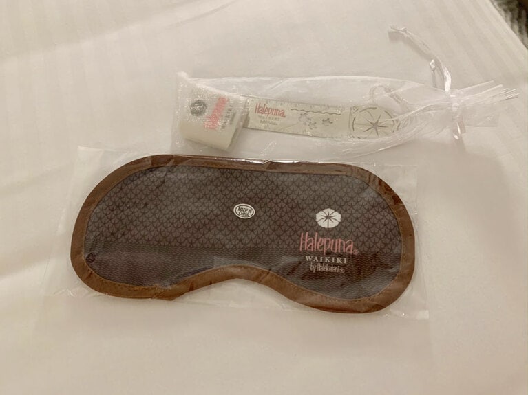 アイマスクにケーブルクリップなど、可愛いロゴ入り。