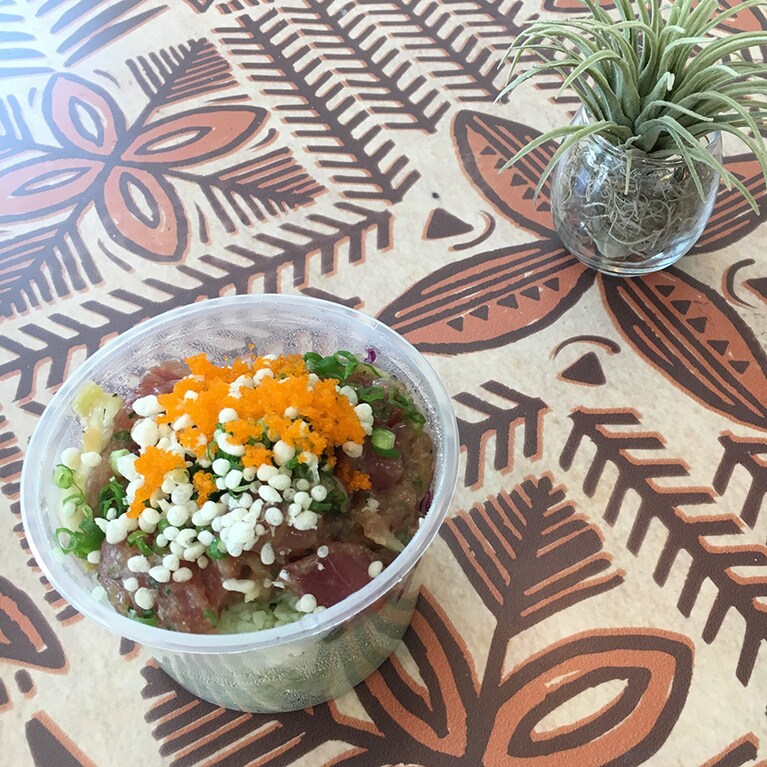 天かすととびっこをトッピング。アヒポケ丼は9.99ドルから。