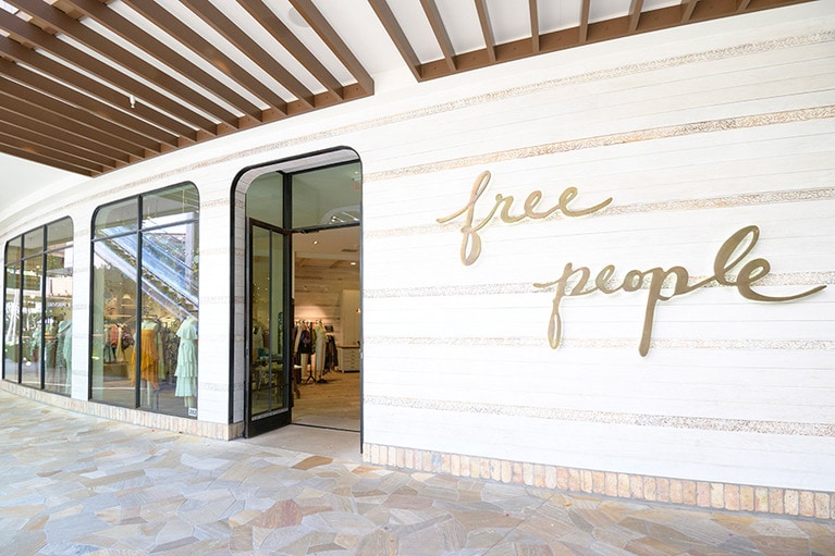 大きなロゴが目印の外観。