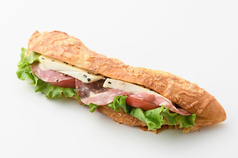 サラミ・エ・カマンベール 739円(2020年8月31日までの期間限定)。