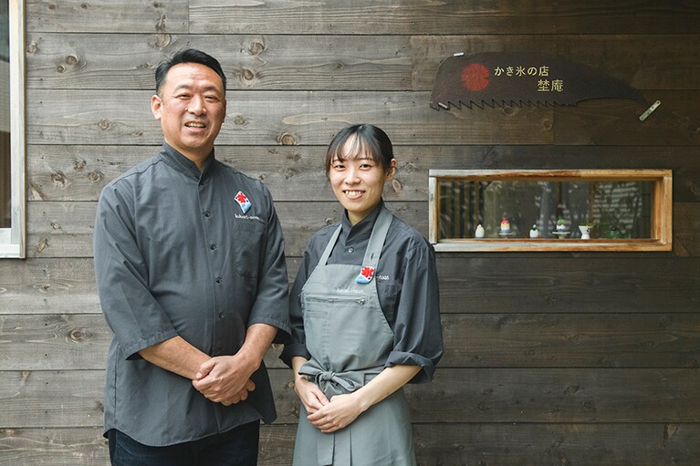 店主の石附浩太郎さん(左)と、長女であり店長の千尋さん。