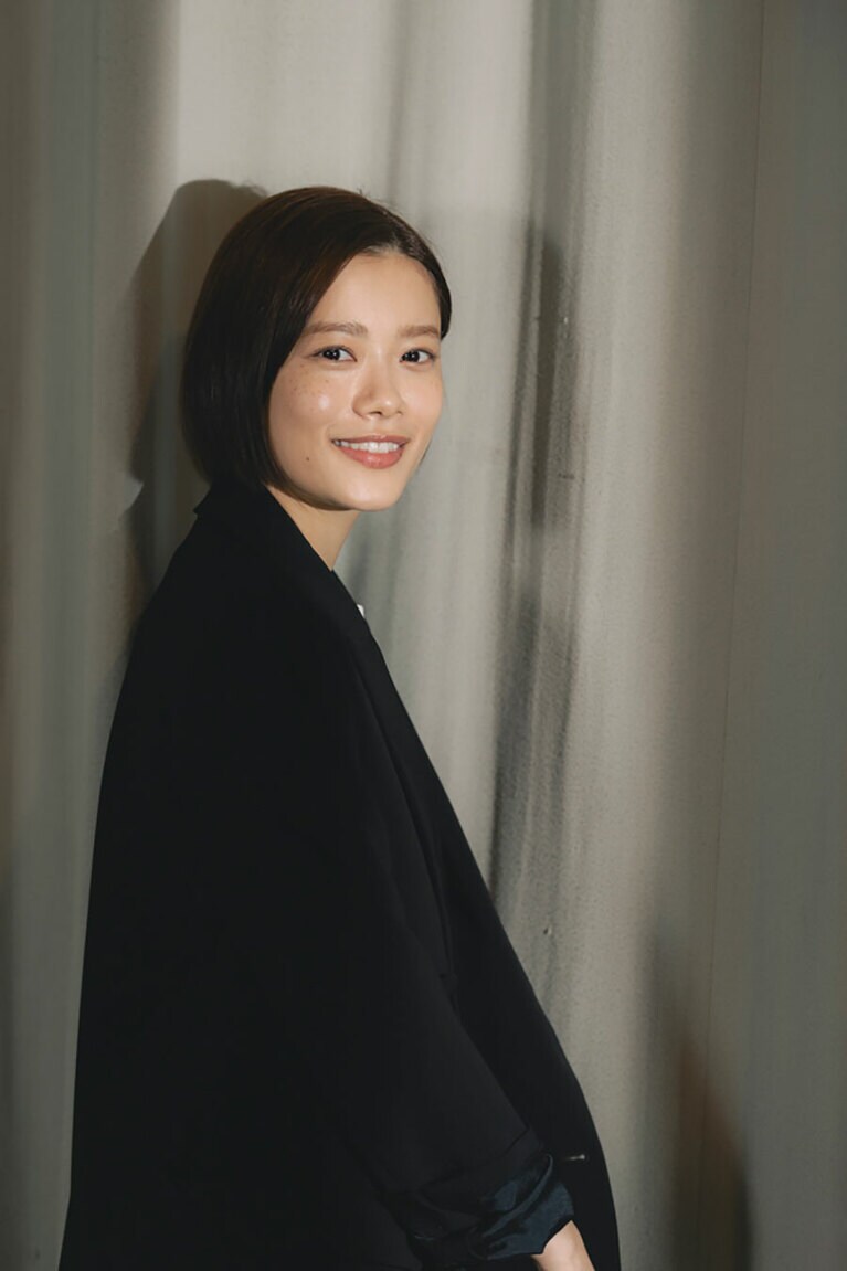 記憶障害の脳外科医、川内ミヤビを演じる杉咲花さん。