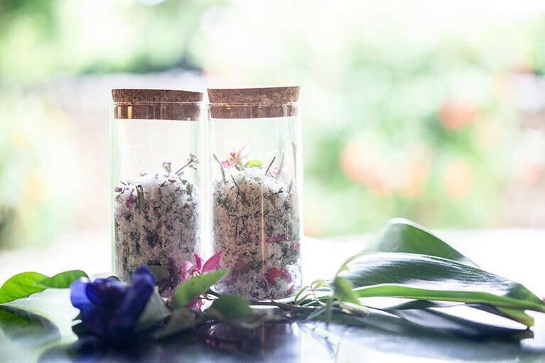 出来上がったバスソルトはお土産に。自宅に帰ったあとも島の香りを楽しめる。