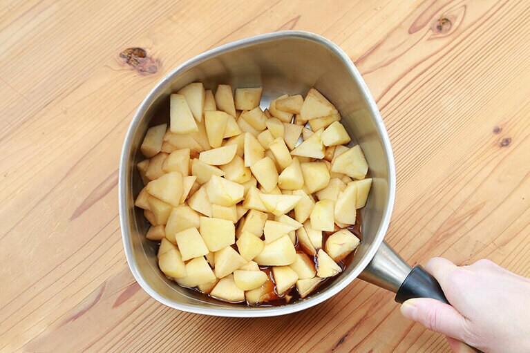 りんごから水分が出た状態。