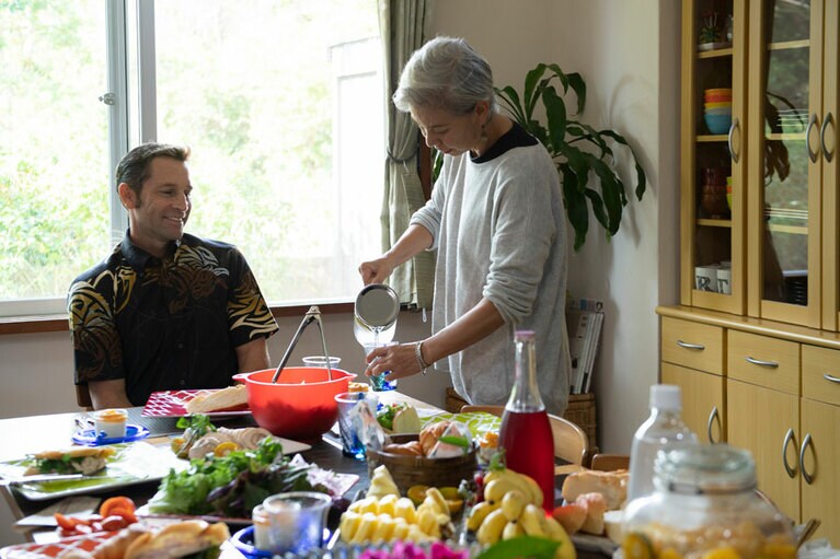 自宅で英会話教室を開くTOMさんと、ゲストハウスを担当するRIMIさん。