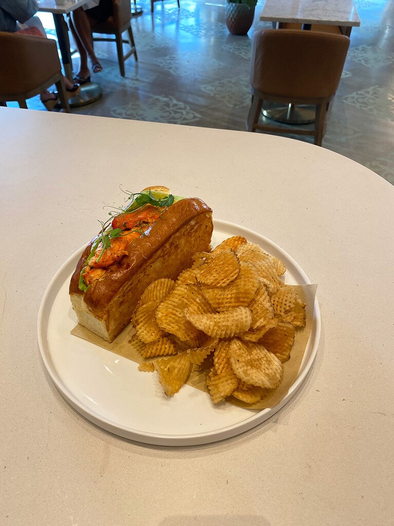 ほんのりカレー味のLobster Roll 23ドル。