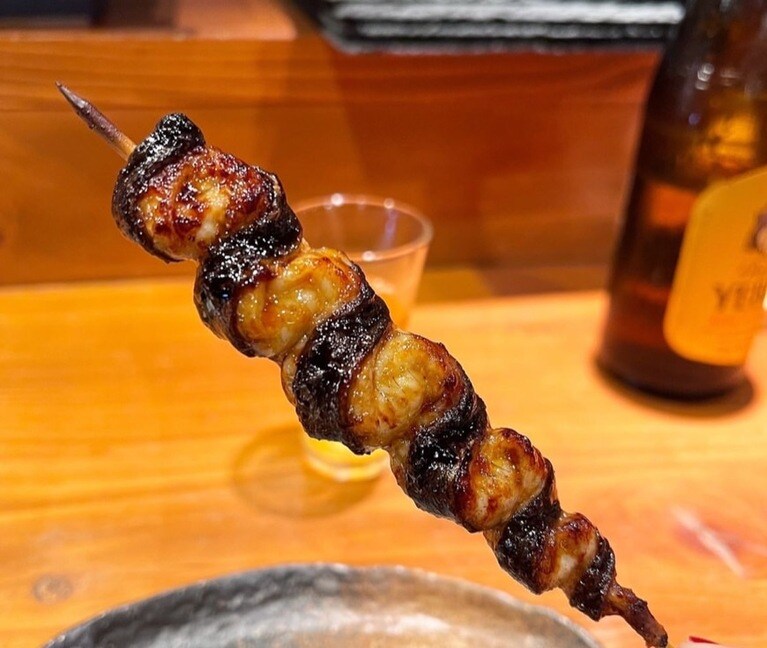「うなぎくりから串（黒・白）」800～1,000円（大きさにより異なる）。