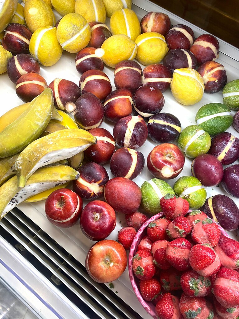 カウンターのショーケースには、さまざまなフルーツがズラリ。