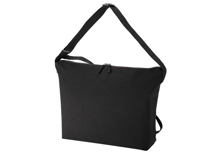 ブロックテックショルダーバッグ(3色展開) 3,990円。