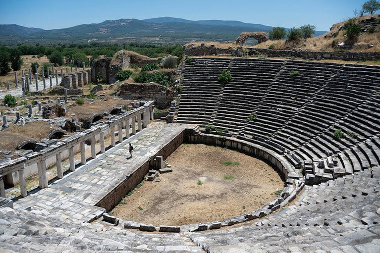 紀元前3000年頃の土塁の中から発見された大理石の劇場は、ほとんどその時代のままの状態で遺っている。