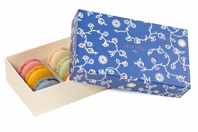 京都 祇園店先行発売。限定マカロンボックス “ローズ・アラベスク・マム” 9個入り 4,000円。©KIRA KARACHO